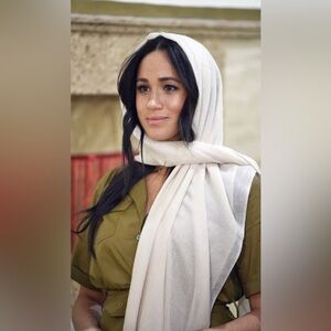 Cuyana Lightweight Scottish 100% Cashmere Scarf ASO Meghan Markle